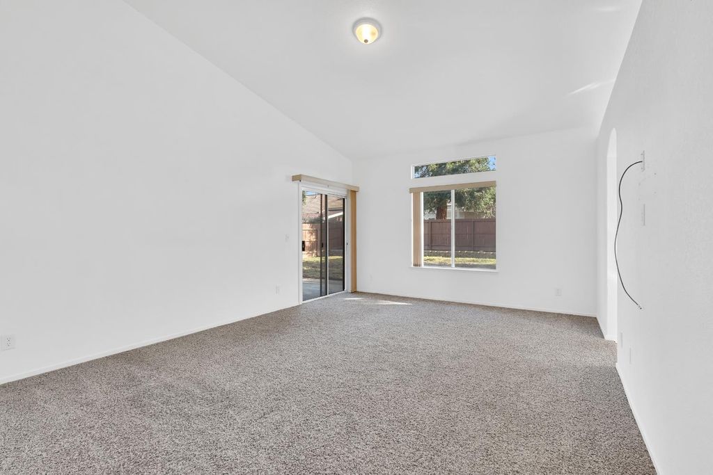 Image 17 of property listing at 8590 N Sierra Vista Avenue, Fresno, CA 93720