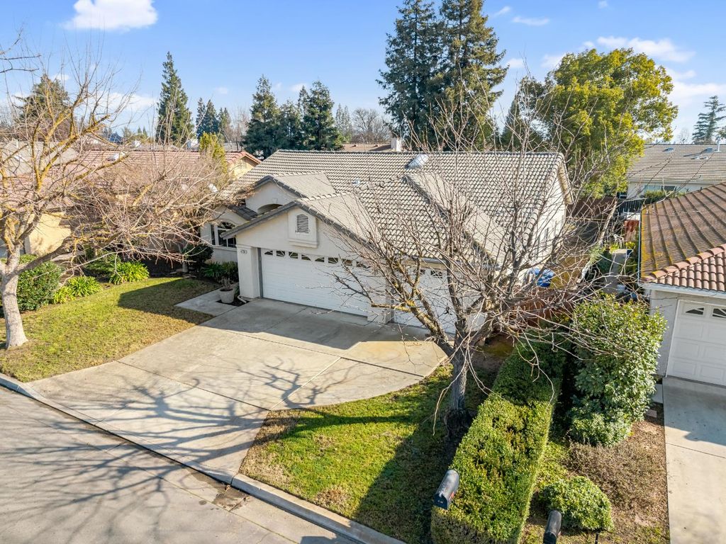 Image 2 of property listing at 8590 N Sierra Vista Avenue, Fresno, CA 93720