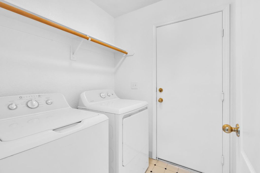 Image 22 of property listing at 8590 N Sierra Vista Avenue, Fresno, CA 93720