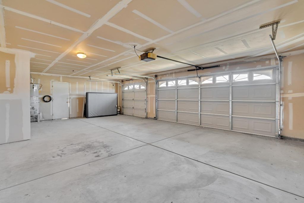 Image 23 of property listing at 8590 N Sierra Vista Avenue, Fresno, CA 93720