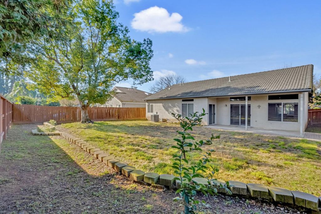 Image 26 of property listing at 8590 N Sierra Vista Avenue, Fresno, CA 93720