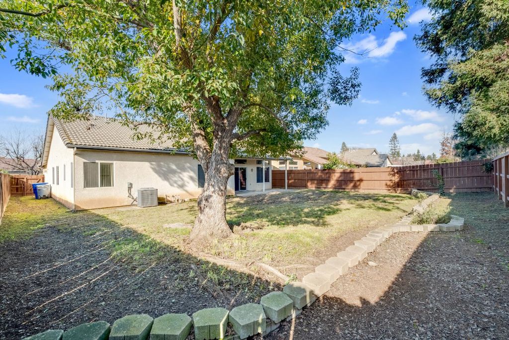 Image 27 of property listing at 8590 N Sierra Vista Avenue, Fresno, CA 93720