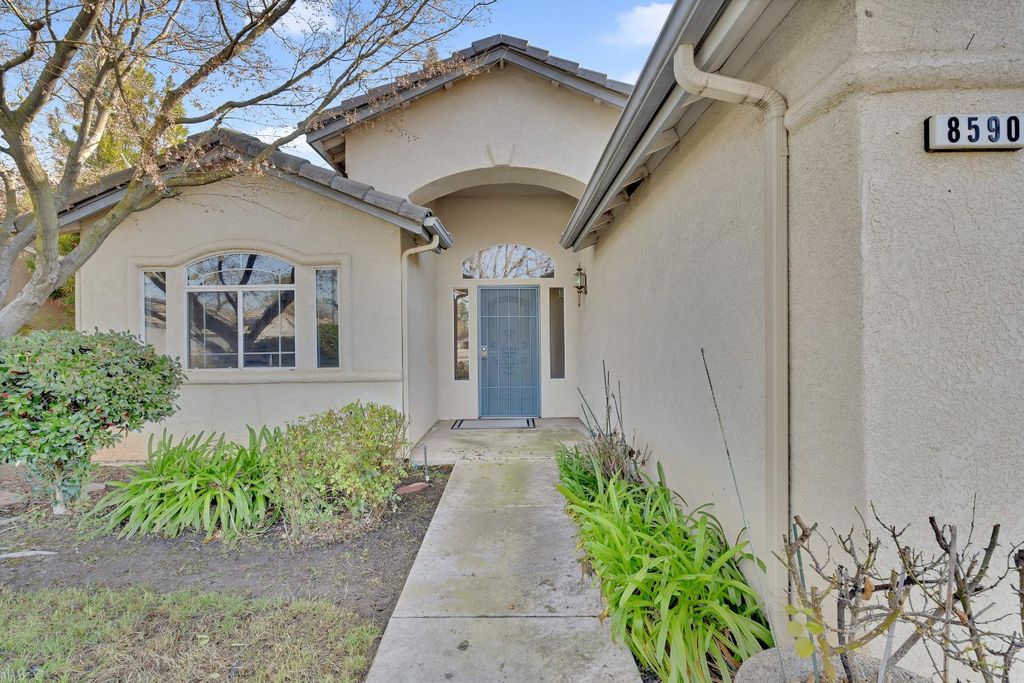 Image 3 of property listing at 8590 N Sierra Vista Avenue, Fresno, CA 93720