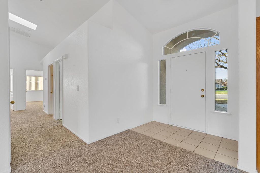 Image 5 of property listing at 8590 N Sierra Vista Avenue, Fresno, CA 93720