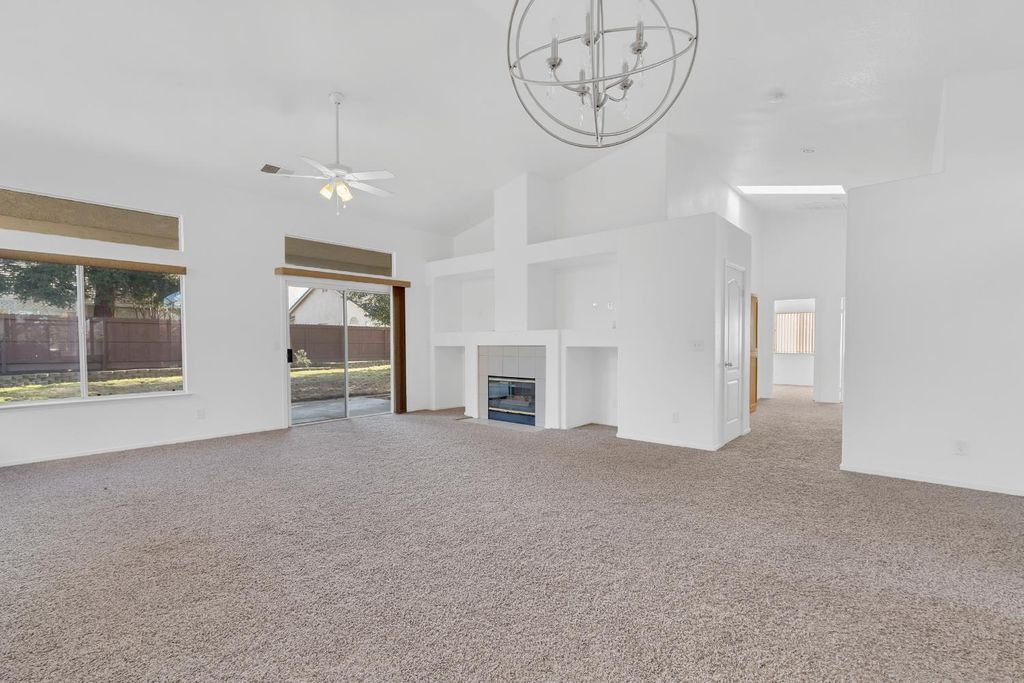 Image 6 of property listing at 8590 N Sierra Vista Avenue, Fresno, CA 93720