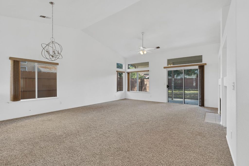 Image 7 of property listing at 8590 N Sierra Vista Avenue, Fresno, CA 93720