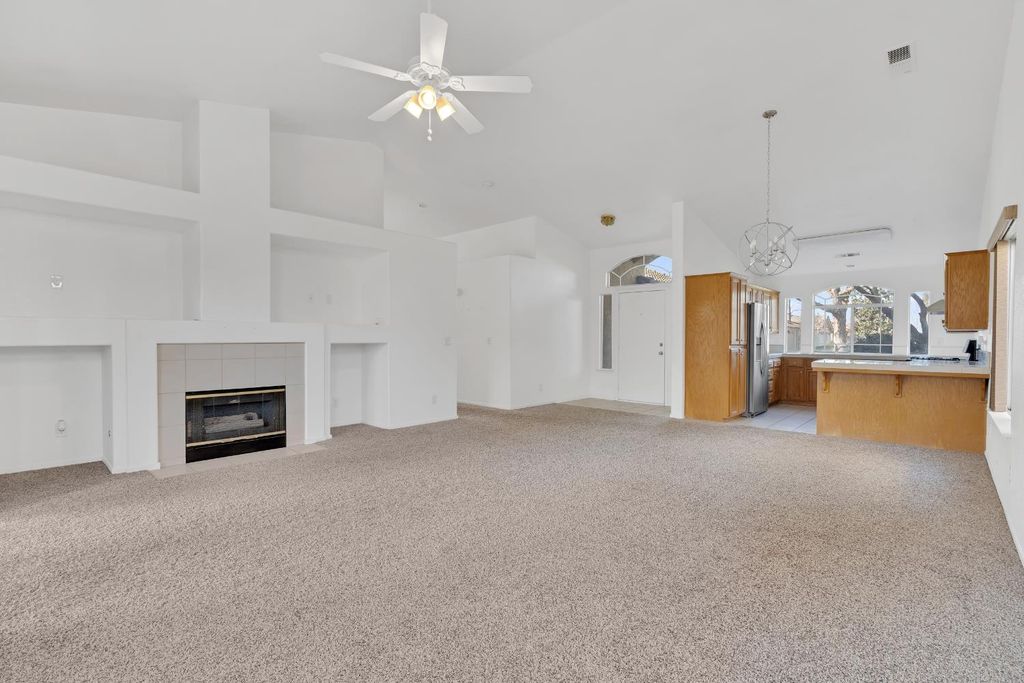 Image 8 of property listing at 8590 N Sierra Vista Avenue, Fresno, CA 93720