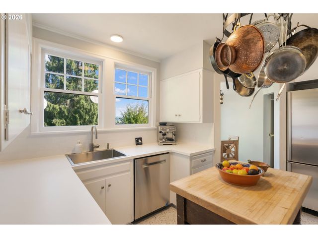 2939 Nw CORNELL Rd, Portland, OR 97210