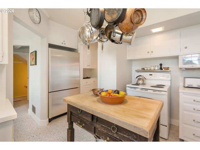 2939 Nw CORNELL Rd, Portland, OR 97210