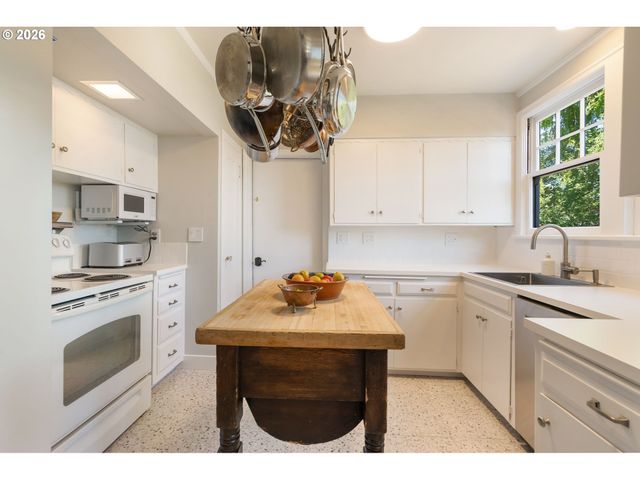 2939 Nw CORNELL Rd, Portland, OR 97210