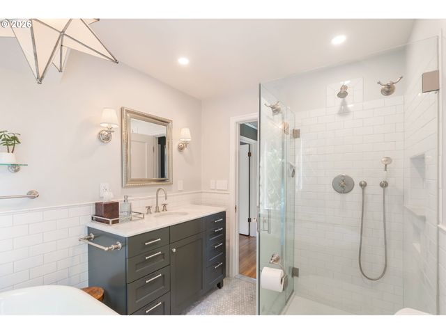 2939 Nw CORNELL Rd, Portland, OR 97210