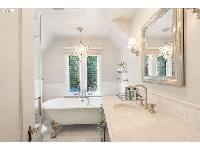 2939 Nw CORNELL Rd, Portland, OR 97210