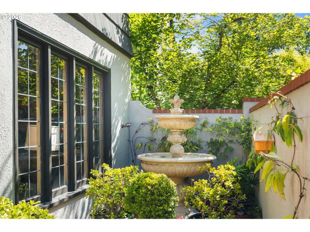 2939 Nw CORNELL Rd, Portland, OR 97210