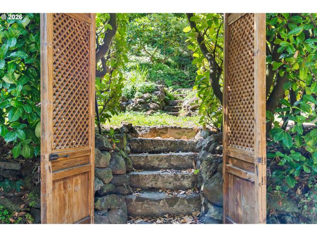 2939 Nw CORNELL Rd, Portland, OR 97210