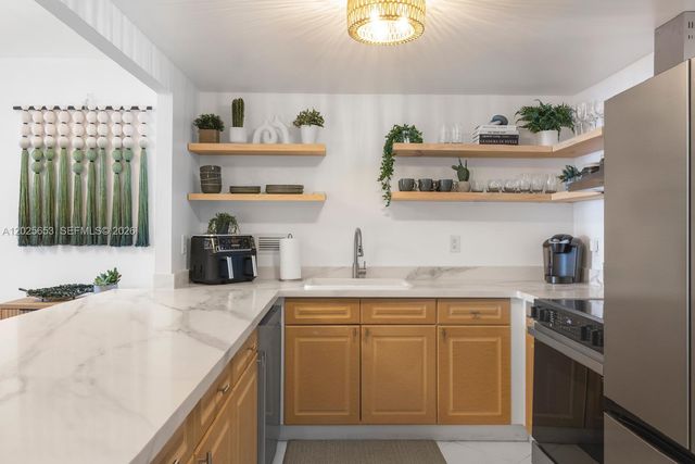 2301 Collins Ave 519, Miami Beach, FL 33139