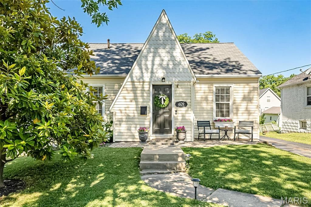 Image 2 of property listing at 609 S Fillmore Avenue, Kirkwood, MO 63122