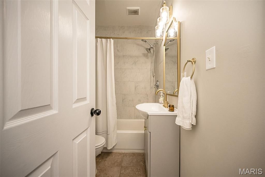 Image 16 of property listing at 609 S Fillmore Avenue, Kirkwood, MO 63122