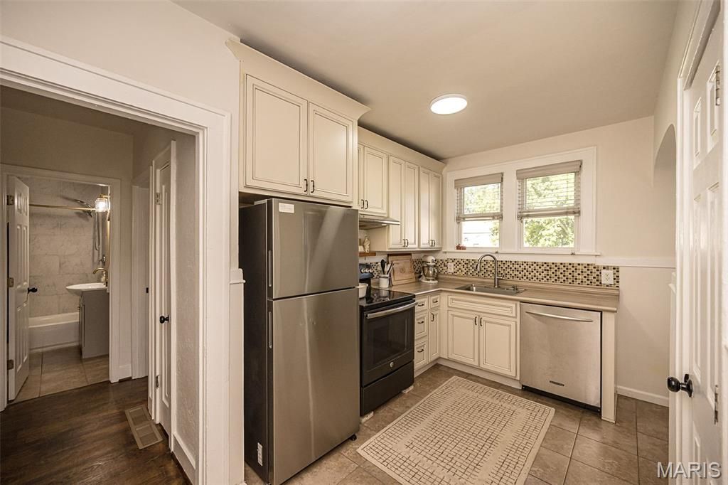 Image 19 of property listing at 609 S Fillmore Avenue, Kirkwood, MO 63122