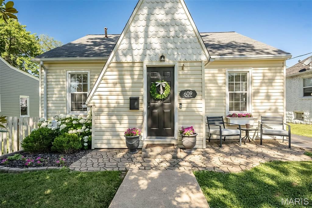 Image 3 of property listing at 609 S Fillmore Avenue, Kirkwood, MO 63122