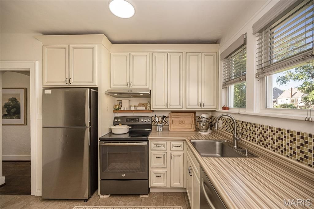 Image 21 of property listing at 609 S Fillmore Avenue, Kirkwood, MO 63122
