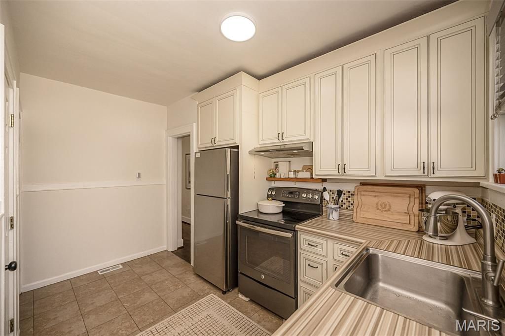 Image 24 of property listing at 609 S Fillmore Avenue, Kirkwood, MO 63122