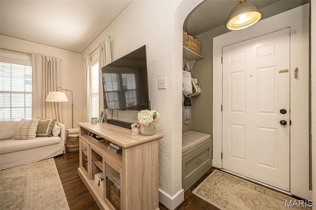 Image 6 of property listing at 609 S Fillmore Avenue, Kirkwood, MO 63122