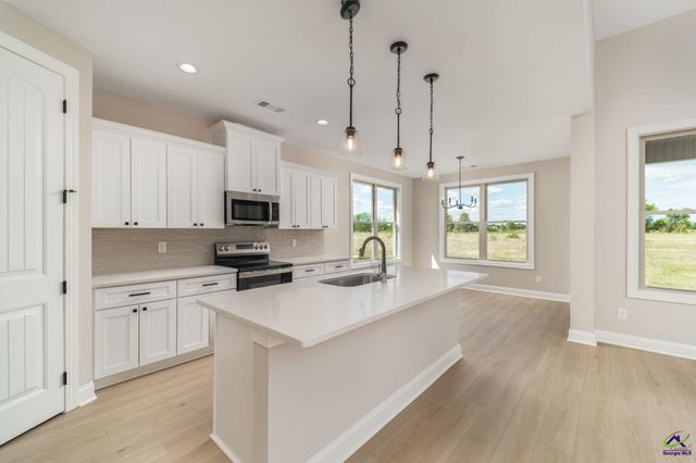 215 Farmland Circle, Perry, GA 31069