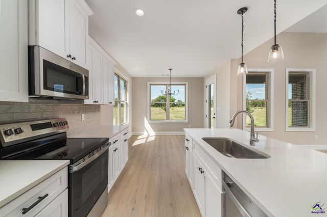 215 Farmland Circle, Perry, GA 31069