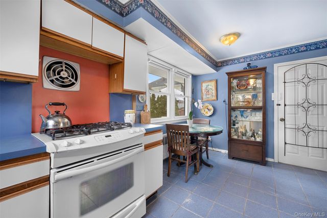 524 Livingston Street, Westbury, NY 11590