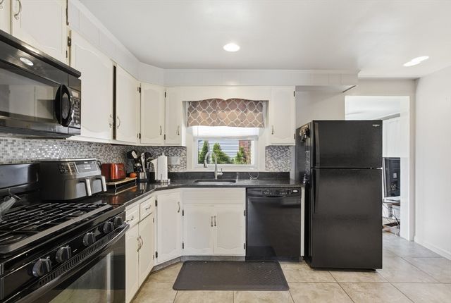 5 Manning Rd, Dedham, MA 02026
