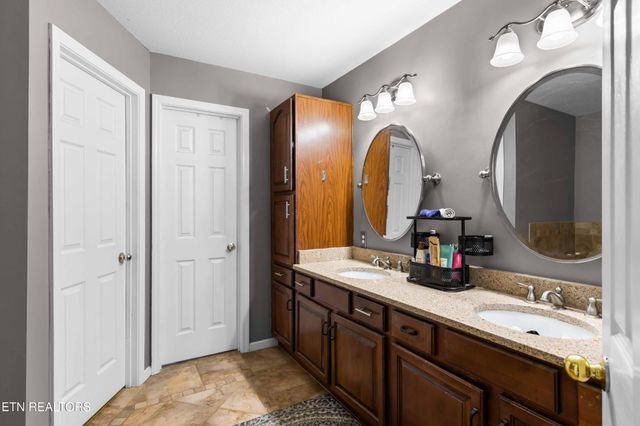 7819 La Barrington Blvd, Powell, TN 37849