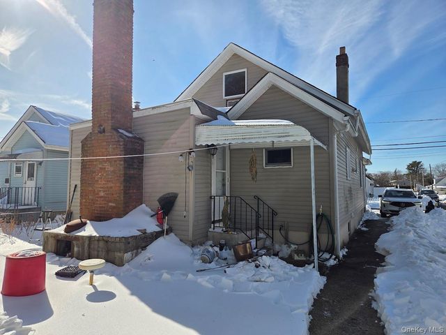 5 Milton Street, Hicksville, NY 11801