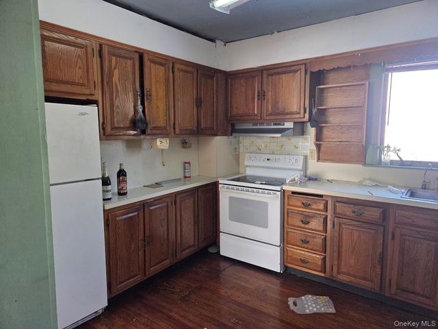 5 Milton Street, Hicksville, NY 11801