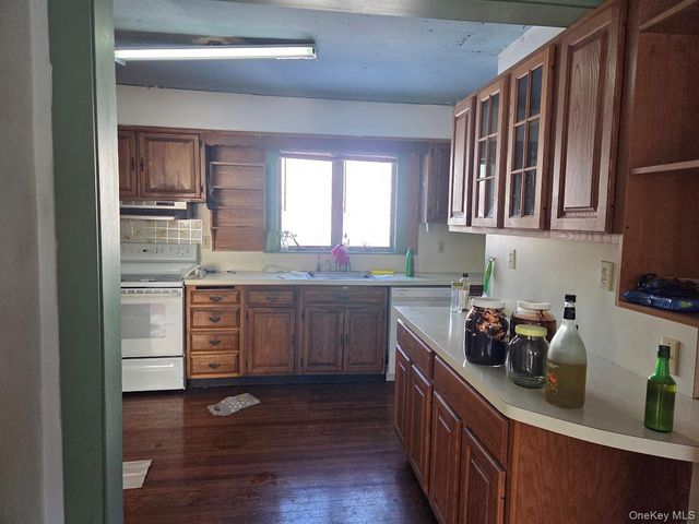 5 Milton Street, Hicksville, NY 11801