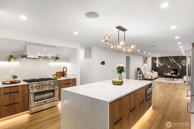 14824 119th Ave NE, Kirkland, WA 98034