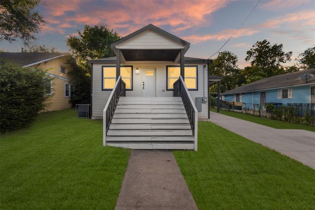 1507 E Waco Avenue, Dallas, TX 75216