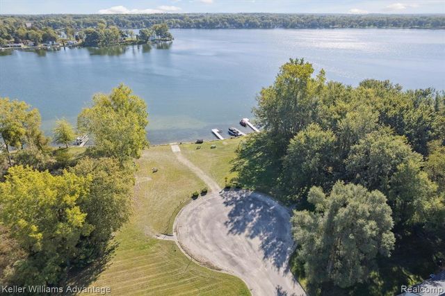 245 Lyn Brook Drive, Coldwater, MI 49036