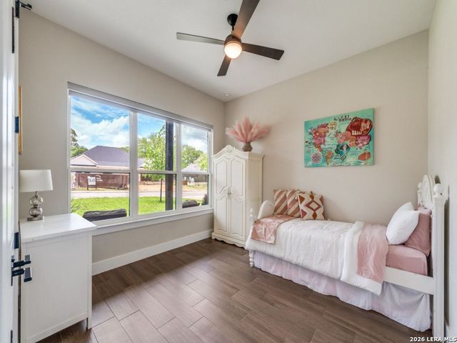 204 ASH PKWY, La Vernia, TX 78121