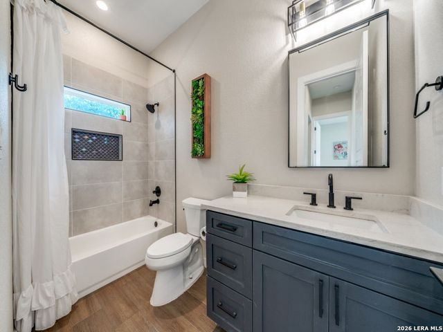 204 ASH PKWY, La Vernia, TX 78121