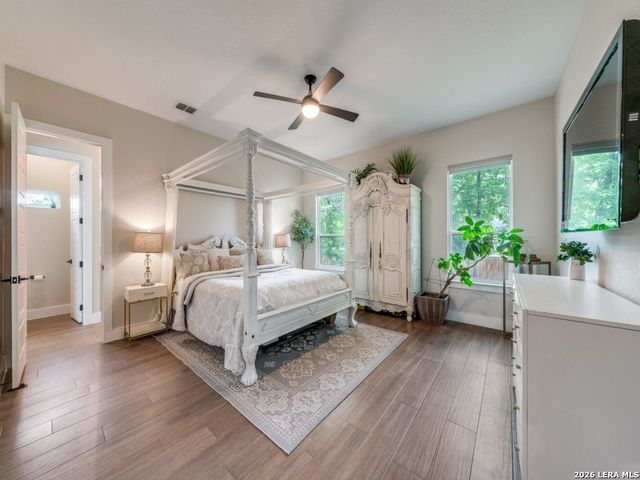 204 ASH PKWY, La Vernia, TX 78121