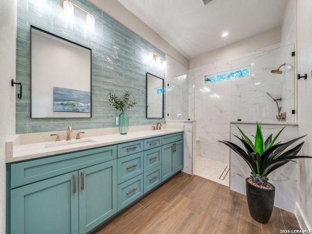 204 ASH PKWY, La Vernia, TX 78121