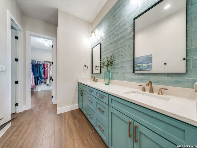 204 ASH PKWY, La Vernia, TX 78121