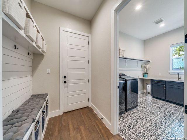 204 ASH PKWY, La Vernia, TX 78121