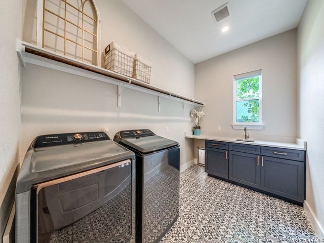 204 ASH PKWY, La Vernia, TX 78121