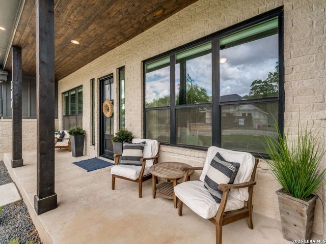 204 ASH PKWY, La Vernia, TX 78121