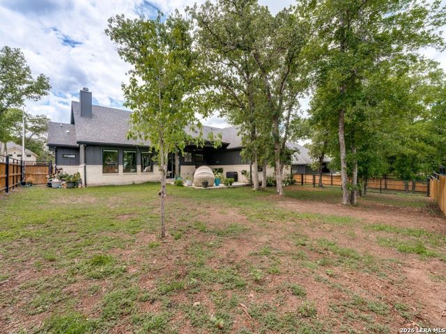 204 ASH PKWY, La Vernia, TX 78121