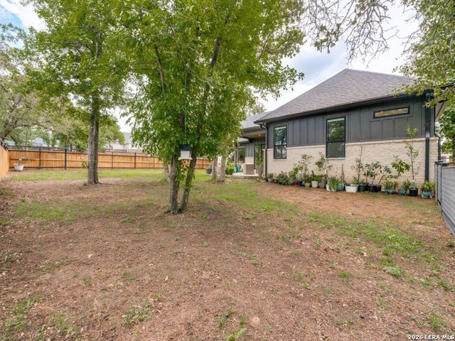 204 ASH PKWY, La Vernia, TX 78121