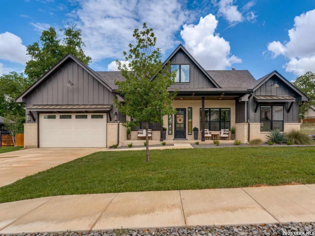 204 ASH PKWY, La Vernia, TX 78121