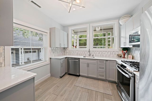 2 Rivers Edge Rd 2, Hull, MA 02045