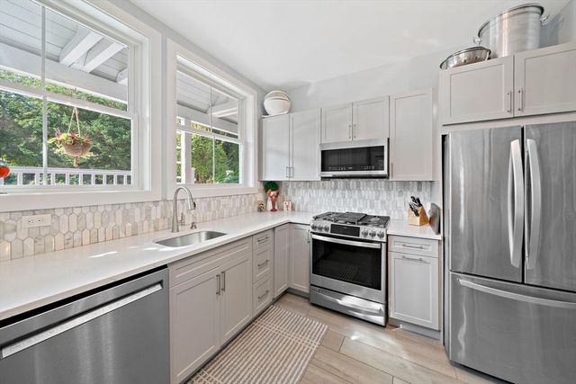 2 Rivers Edge Rd 2, Hull, MA 02045
